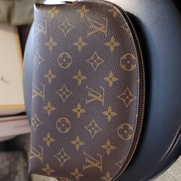 Louis Vuitton Monogram Cosmetic Pouch GM - Picture 4 of 11